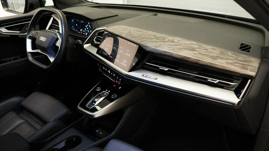 AUDI Q4 e-tron -