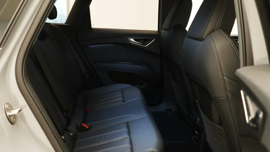 AUDI Q4 e-tron -