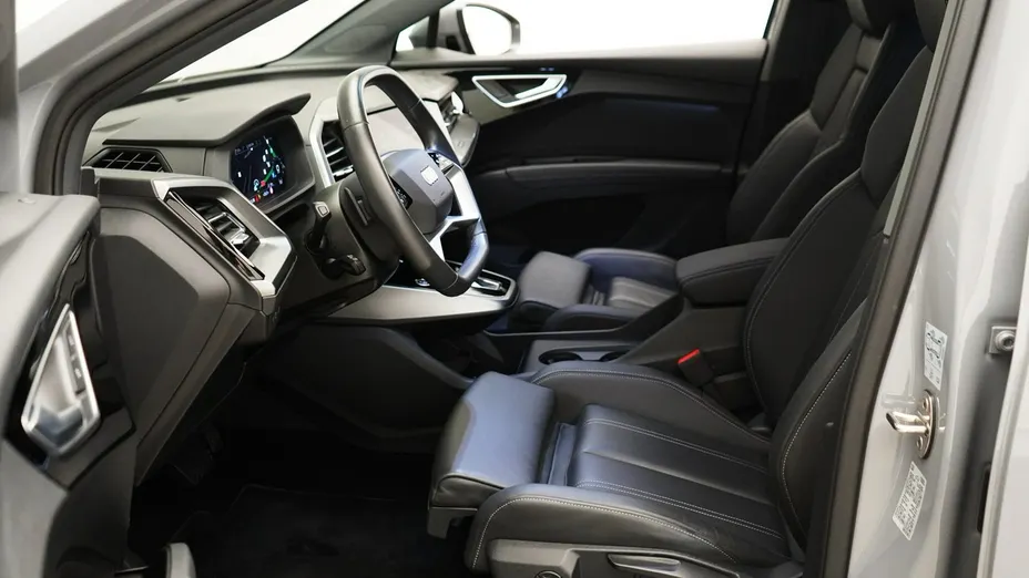AUDI Q4 e-tron -