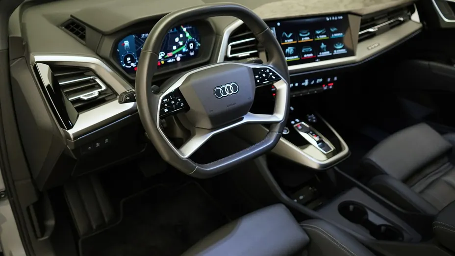 AUDI Q4 e-tron -