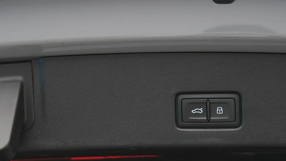 AUDI Q4 e-tron -