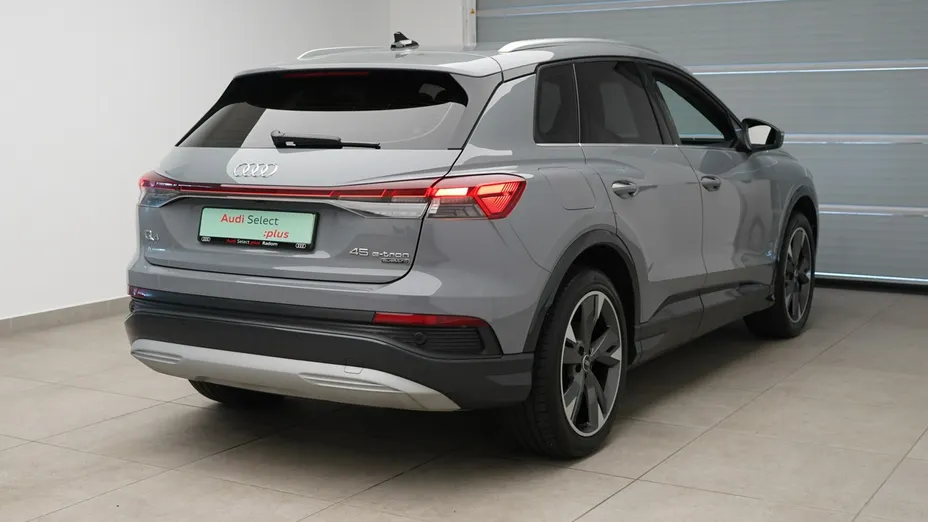 AUDI Q4 e-tron -