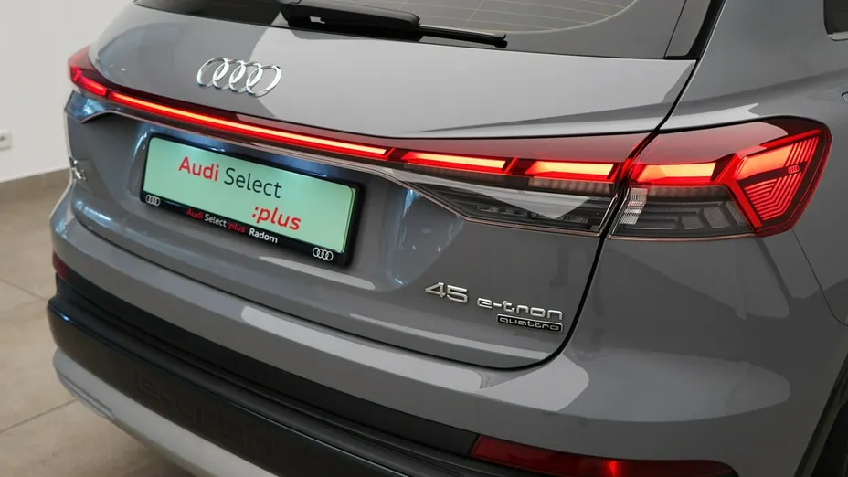 AUDI Q4 e-tron -