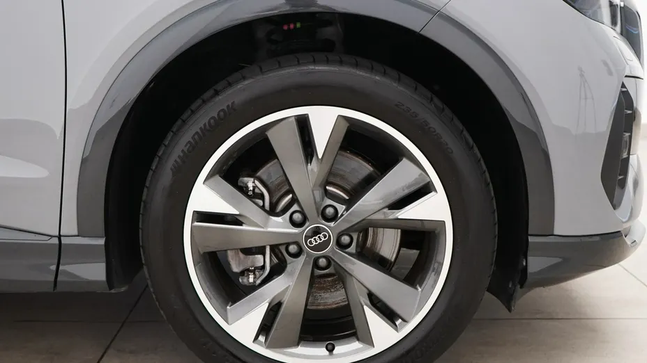 AUDI Q4 e-tron -