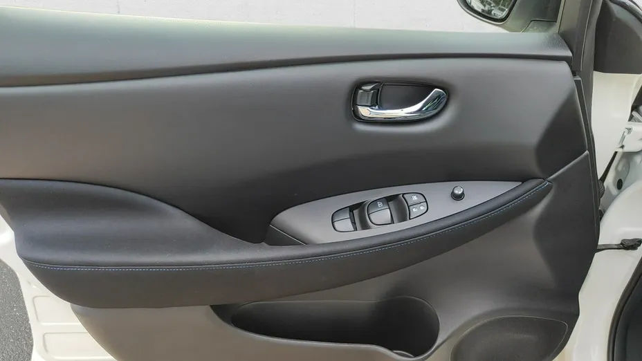 NISSAN Leaf -