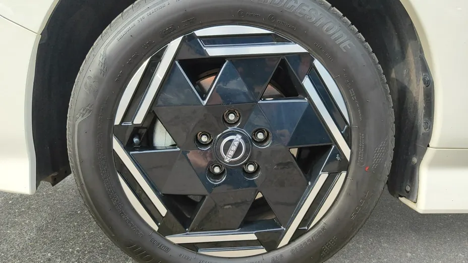 NISSAN Leaf -