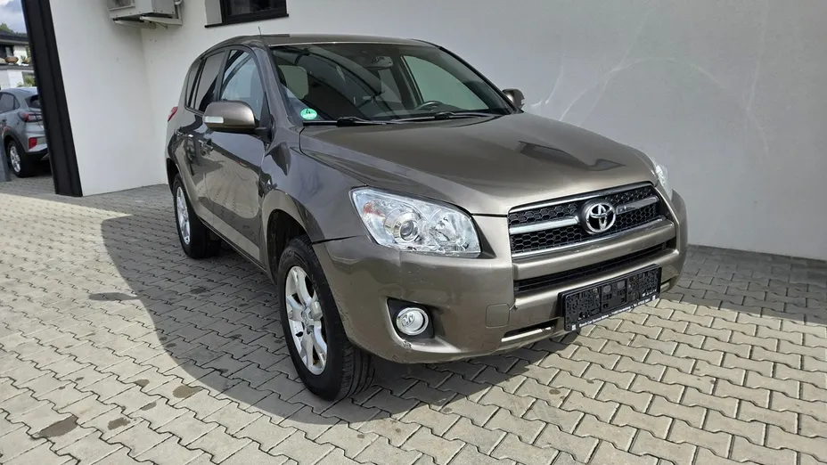 TOYOTA RAV4 -