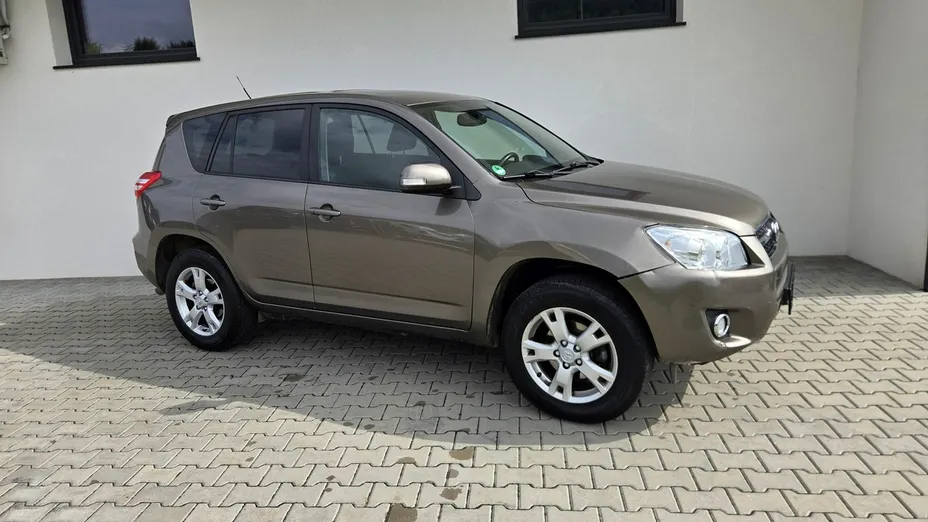 TOYOTA RAV4 -