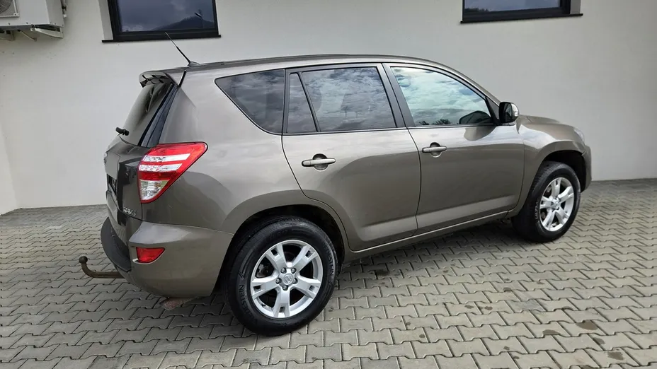 TOYOTA RAV4 -