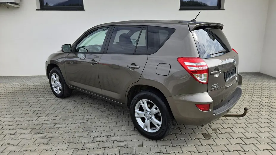TOYOTA RAV4 -