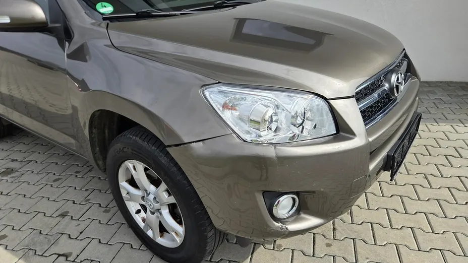 TOYOTA RAV4 -
