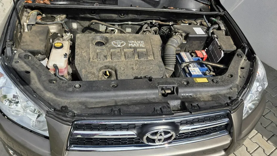TOYOTA RAV4 -