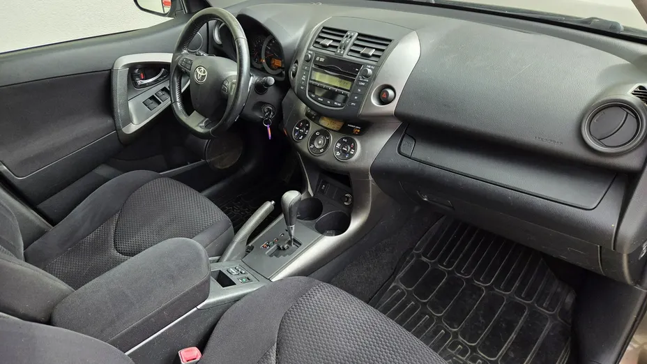 TOYOTA RAV4 -