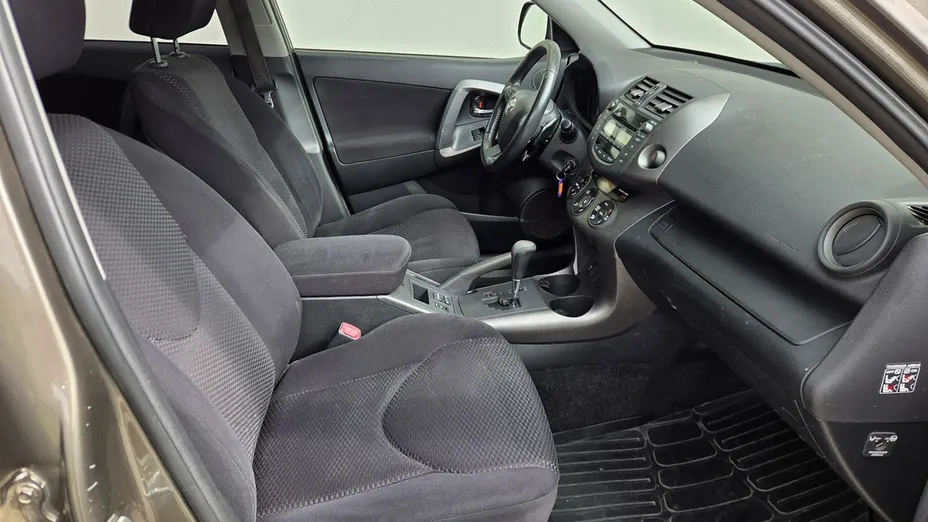 TOYOTA RAV4 -