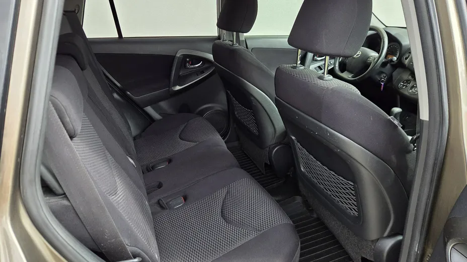 TOYOTA RAV4 -