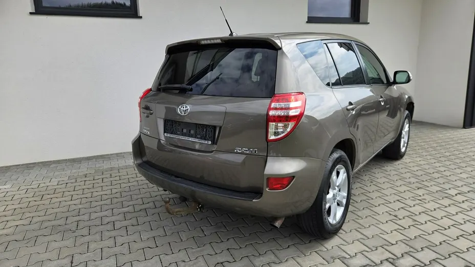 TOYOTA RAV4 -