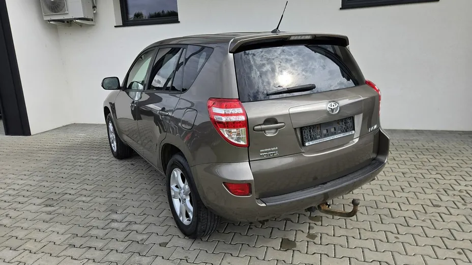 TOYOTA RAV4 -