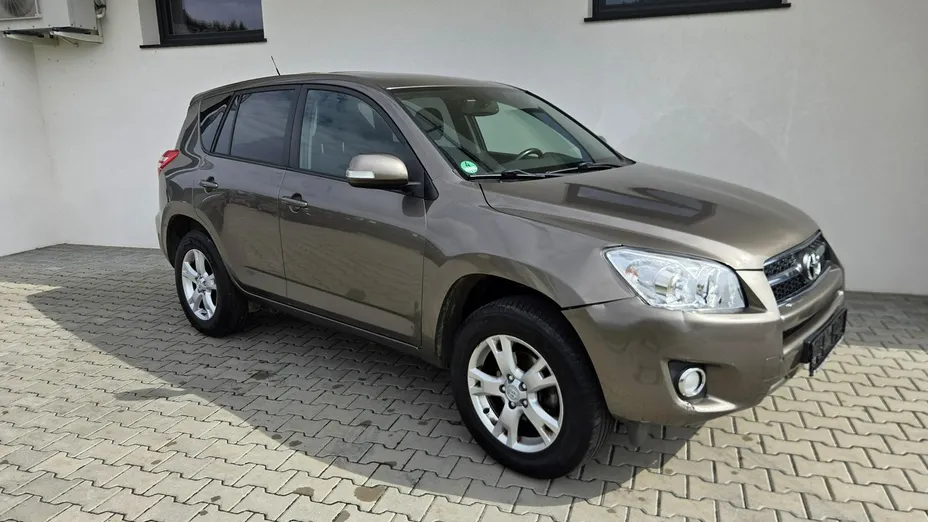 TOYOTA RAV4 -