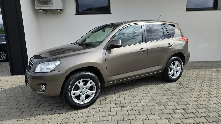 TOYOTA RAV4 -