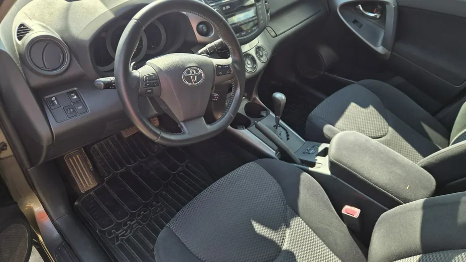 TOYOTA RAV4 -