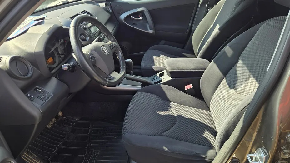 TOYOTA RAV4 -