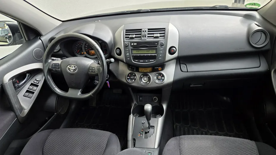 TOYOTA RAV4 -