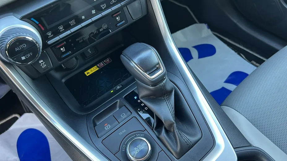 TOYOTA RAV4 -