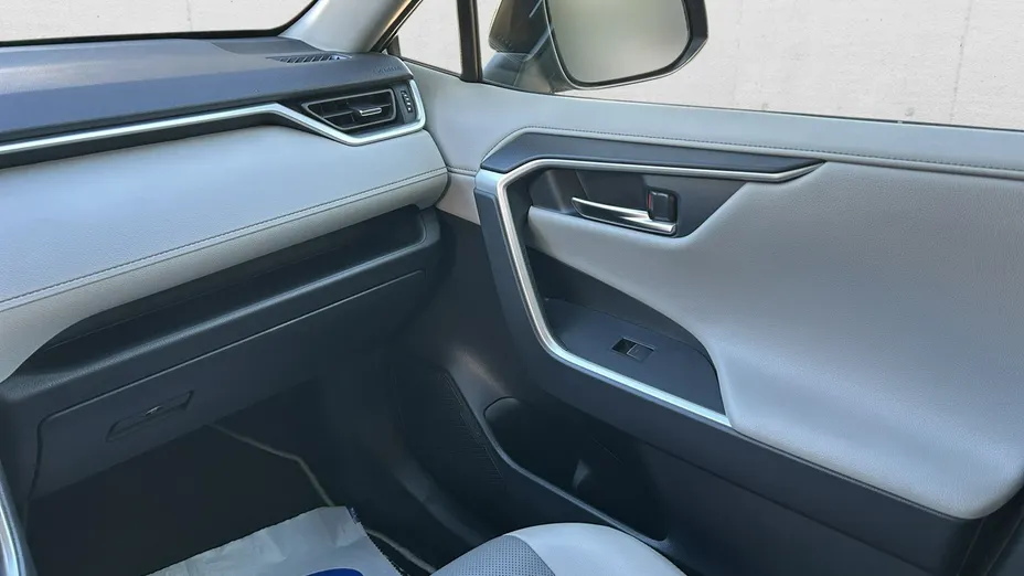 TOYOTA RAV4 -