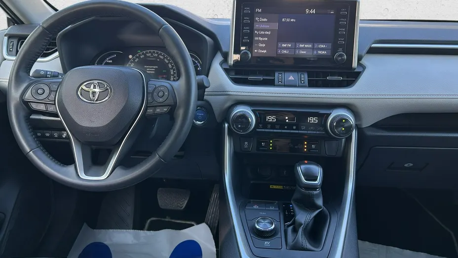 TOYOTA RAV4 -