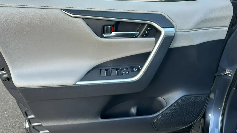 TOYOTA RAV4 -
