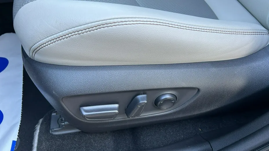 TOYOTA RAV4 -