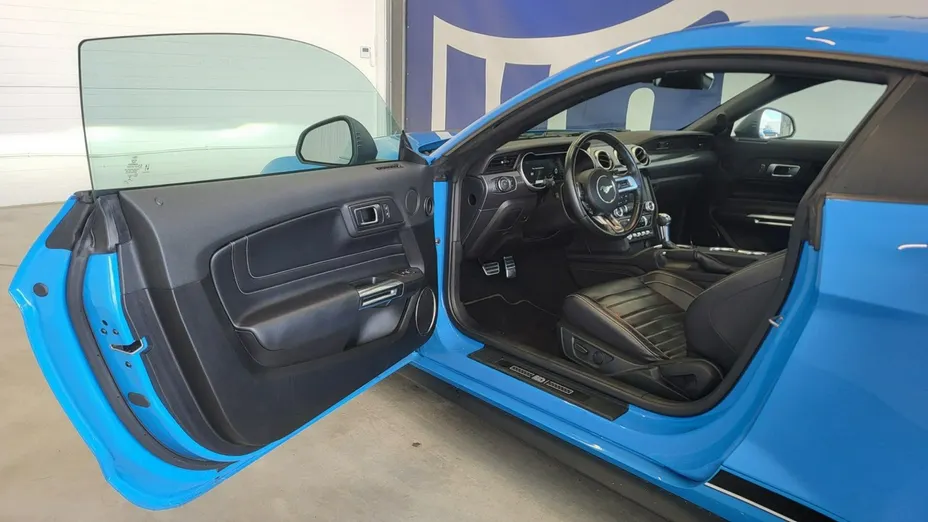 FORD Mustang -