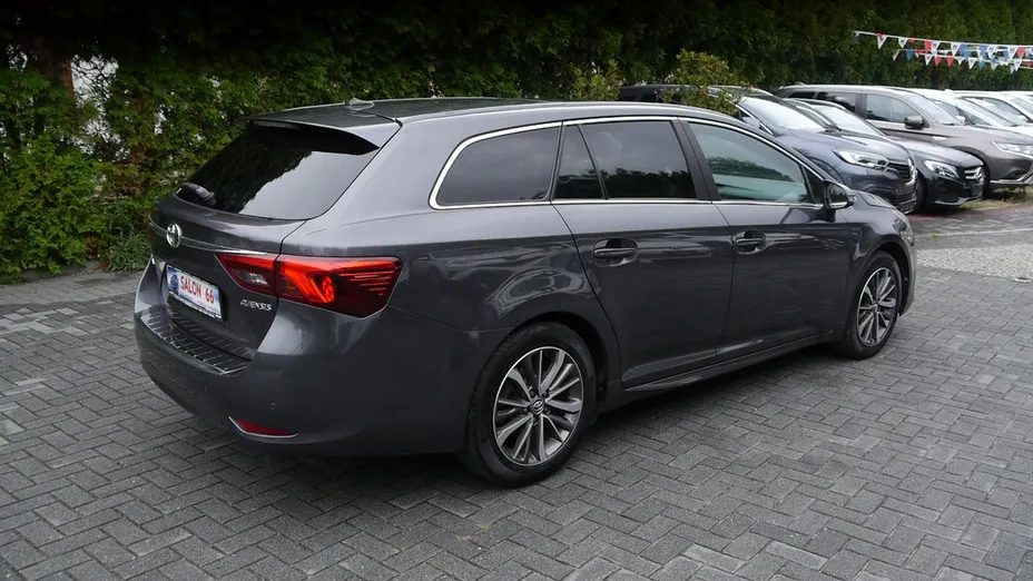 TOYOTA Avensis -