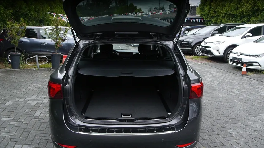 TOYOTA Avensis -