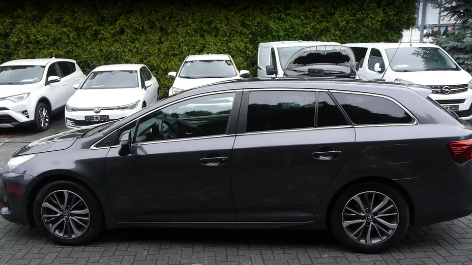 TOYOTA Avensis -