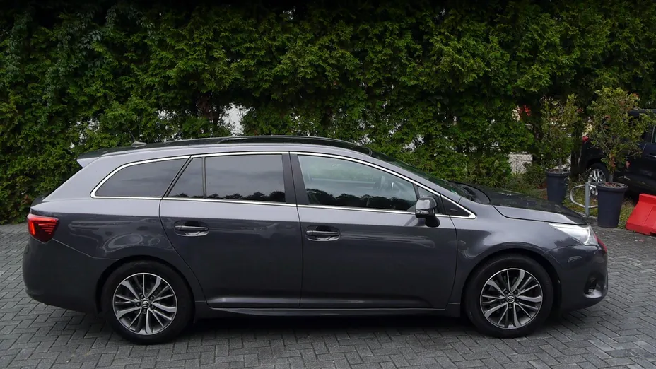 TOYOTA Avensis -