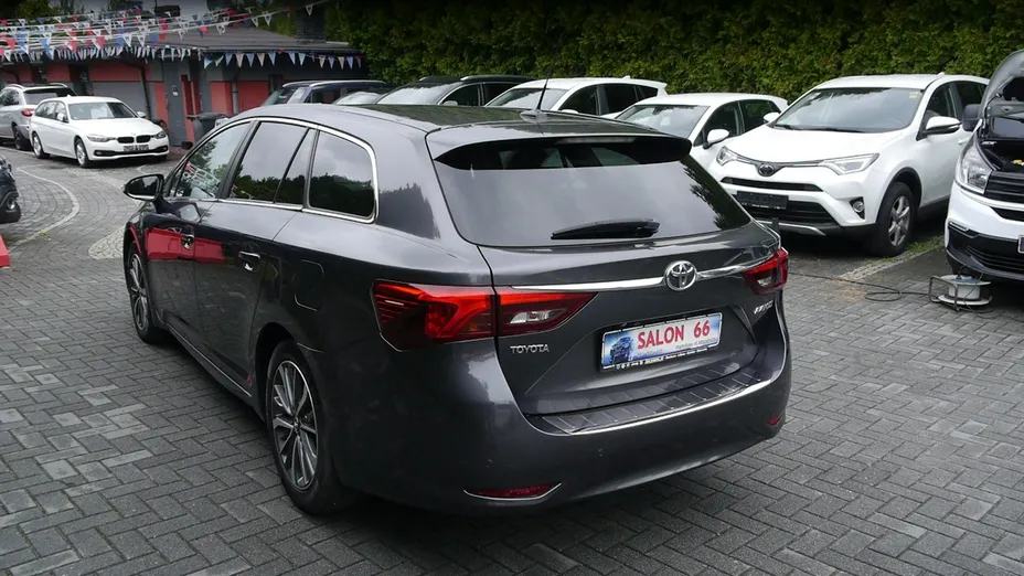 TOYOTA Avensis -
