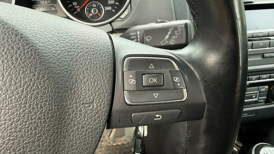 VOLKSWAGEN Golf -