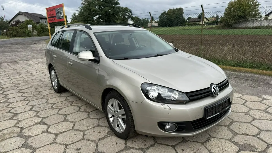 VOLKSWAGEN Golf -