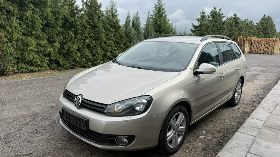 VOLKSWAGEN Golf -