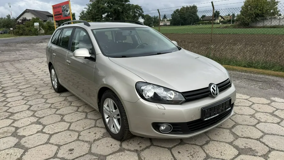 VOLKSWAGEN Golf -