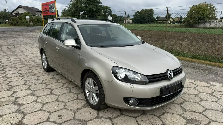 VOLKSWAGEN Golf -