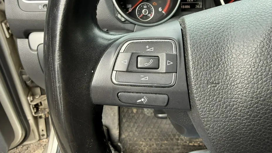 VOLKSWAGEN Golf -