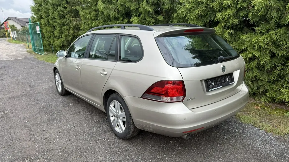 VOLKSWAGEN Golf -