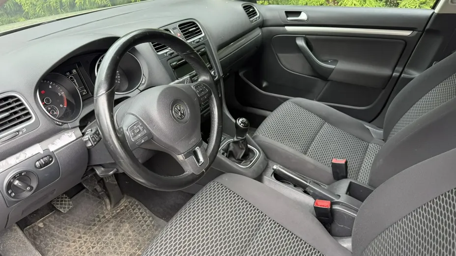 VOLKSWAGEN Golf -
