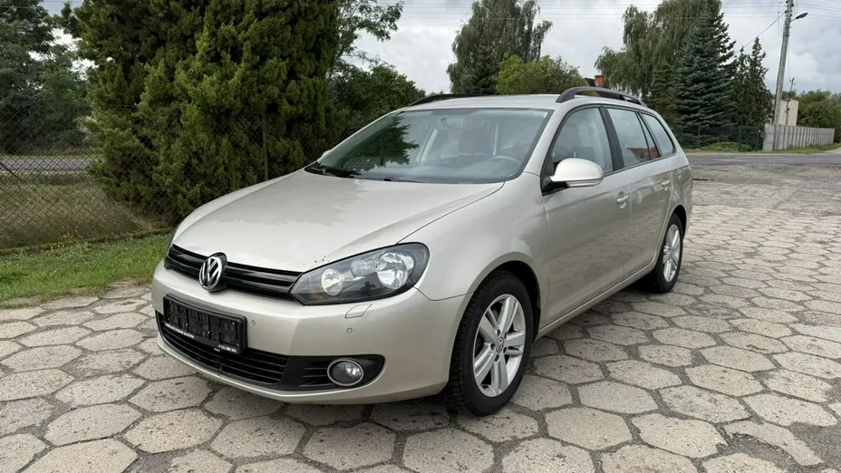 VOLKSWAGEN Golf -