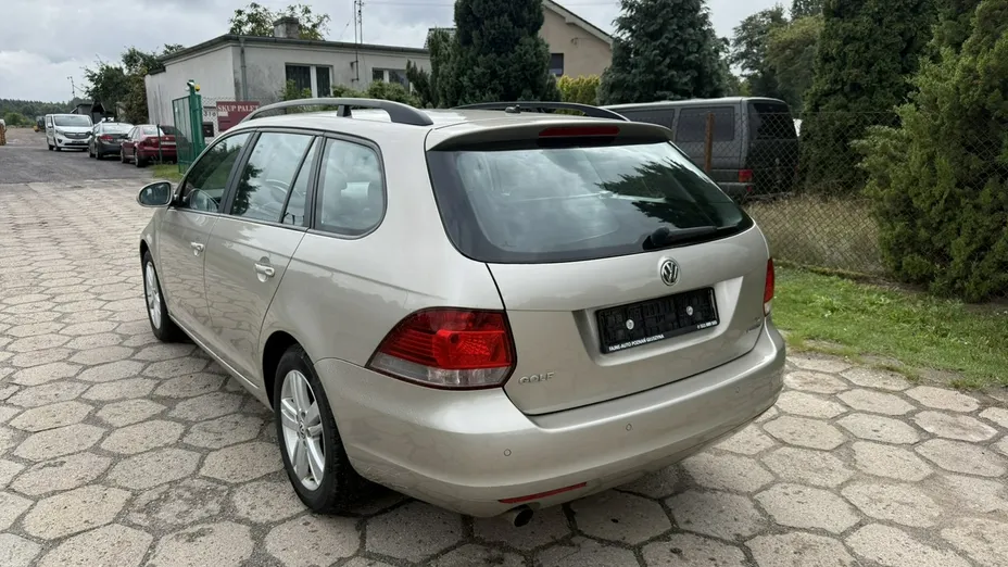 VOLKSWAGEN Golf -
