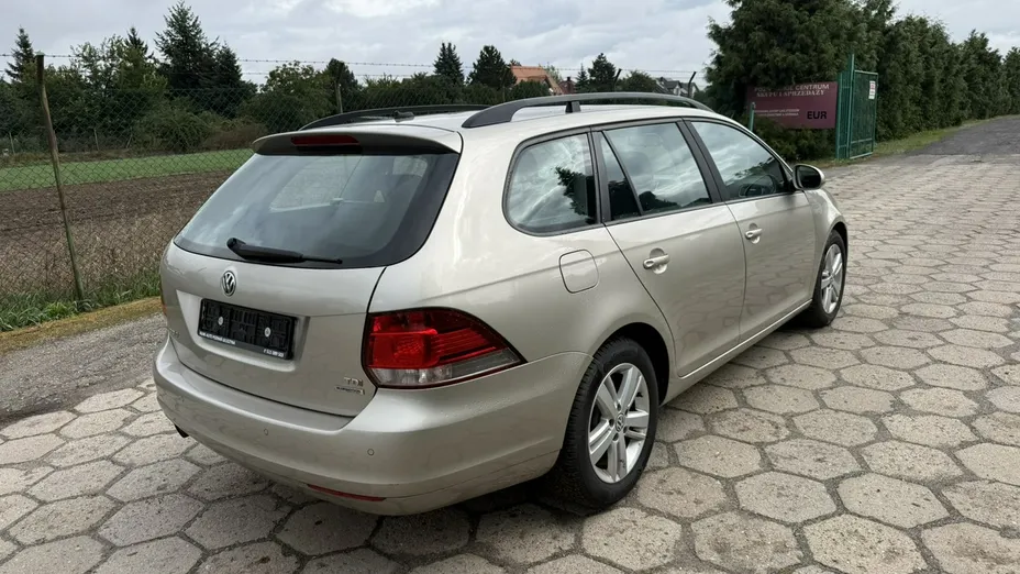 VOLKSWAGEN Golf -