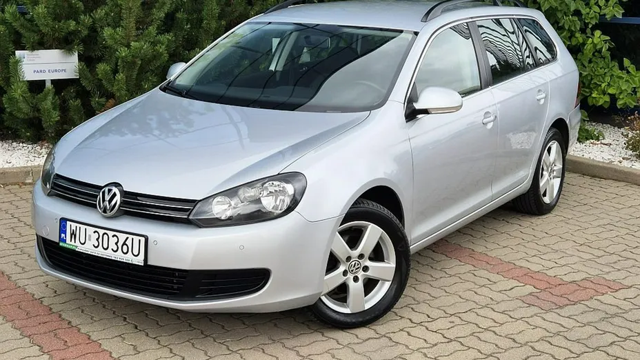 VOLKSWAGEN Golf -