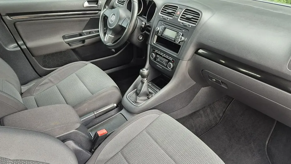 VOLKSWAGEN Golf -